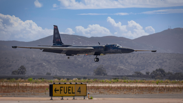 A U-2 Dragonlady spy plane makes a rare appearance at the 2022 Miramar Airshow.