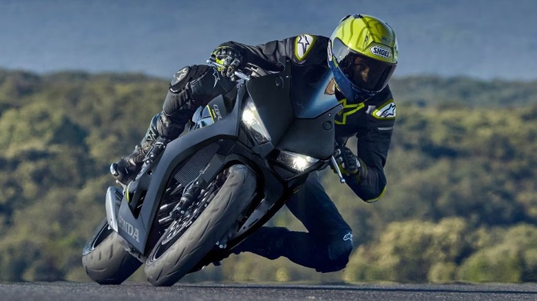 Rider turning on a 2026 Honda CBR650R E-Clutch