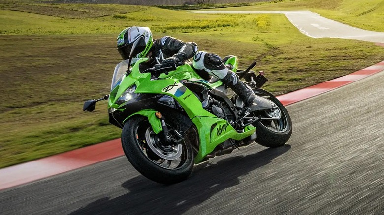 Rider turning on 2026 Kawasaki Ninja ZX-6R