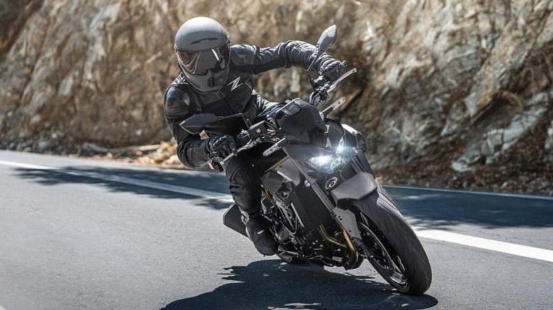 Rider turning on a 2026 Kawasaki Z900 ABS
