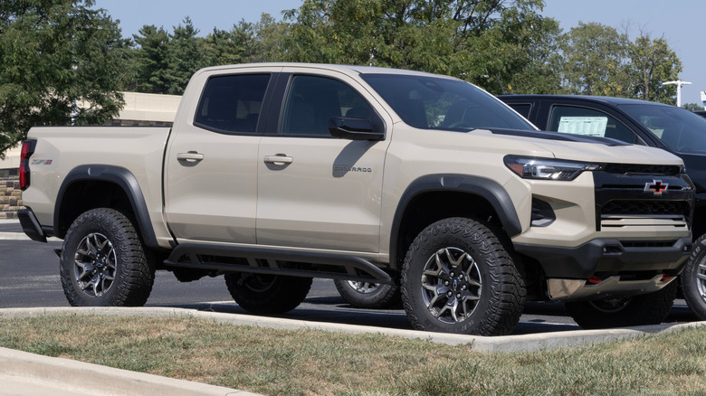 Cream colored Cheverolet colorada pickuptruck