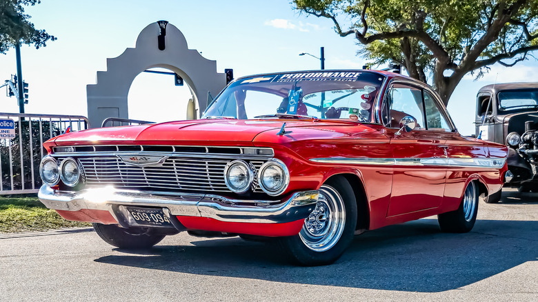 Front 3/4 view of 1961 Chevrolet Impala SS Sport Coupe
