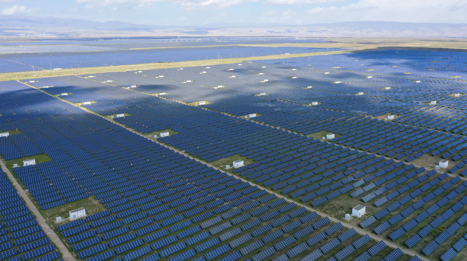 slashgear.com - Mark Cowley - China's Largest Solar Farm Is Doing A Lot More Than Generating Energy