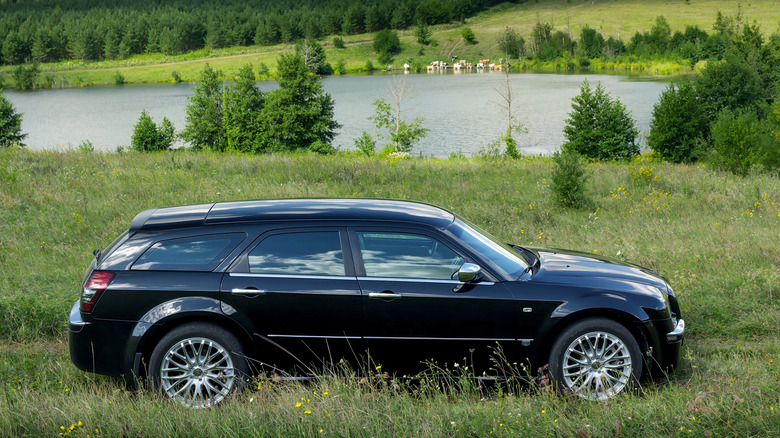 Chrysler 300c en el campo en la hierba