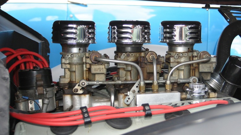 Hemi engine with three carburetors