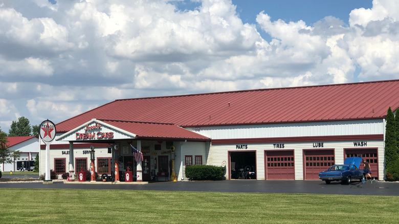 A wide view of the exterior of Snook's Dream Cars
