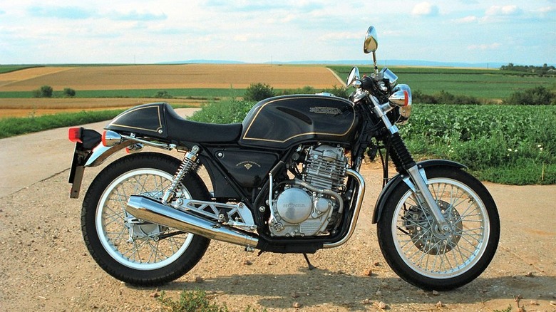 Honda GB500 TT in countryside