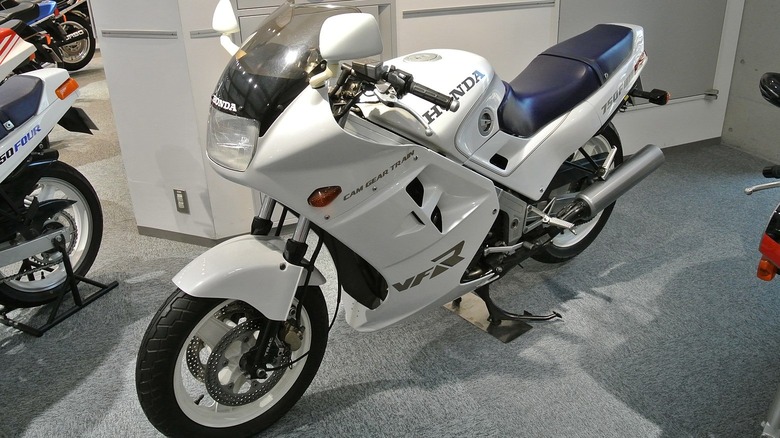 A Honda VFR750F-RJ on ikickstand