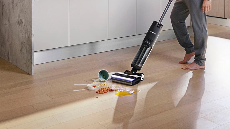 Tineco FLOOR ONE S7 PRO cleaning a floor