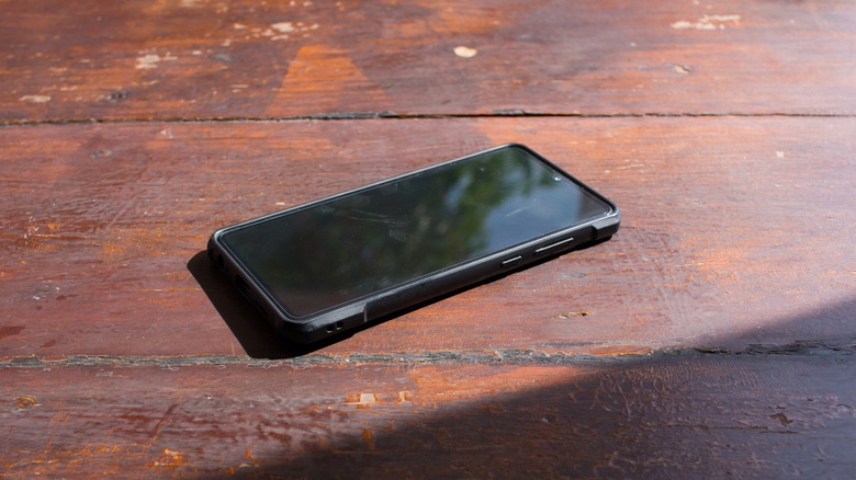 smartphone left in the sun to overheat