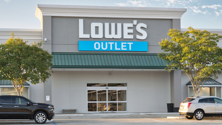 Exterior of Lowe's Outlet location