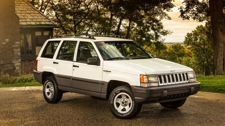 White Jeep Grand Cherokee ZJ