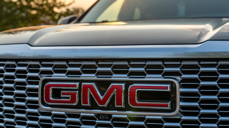 Close-up of the GMC logo on a Yukon's grille