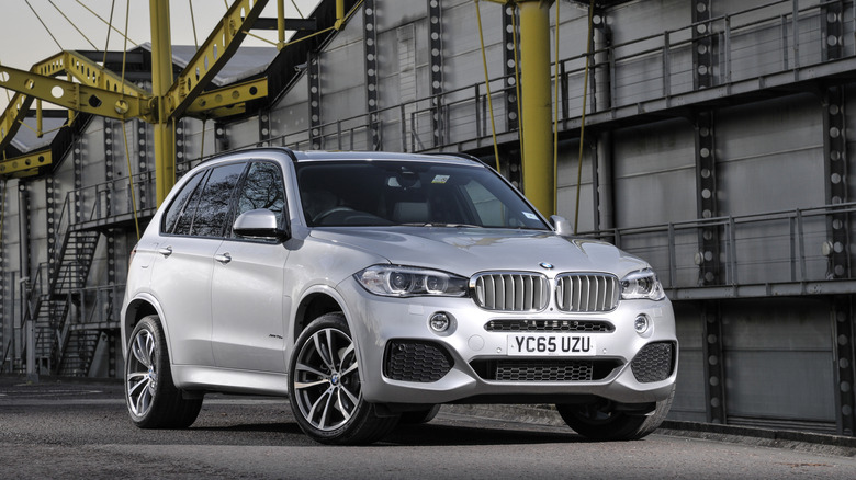 Front shot of a silver 2015 BMW X5 40e