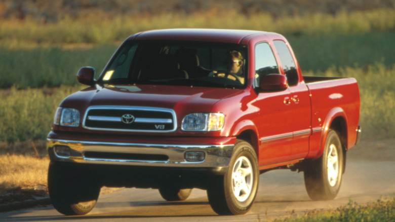 Press shot of a 2000 Toyota Tundra