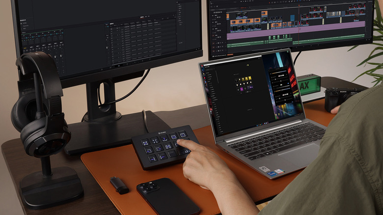 A person working at a desk using the Ulanzi D200H Deck Dock