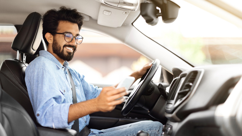 Man uses gadget in car