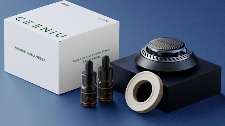 Ceeniu Solar Car Air Freshener with box and two essential oil bottles