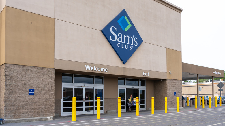 The front entrance of a Sam's Club location.