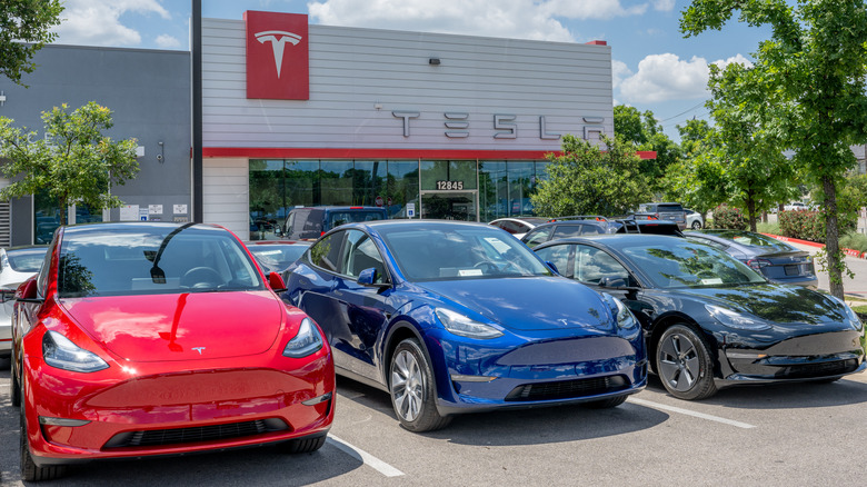 Tesla Model Y cars outside a dealership