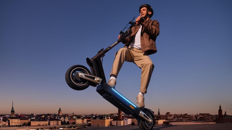A man on a NAVEE ST3 Pro.