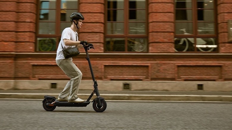 A man on a NAVEE GT3 Pro.