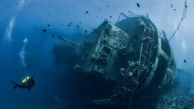 mergulhadores explorando naufrágio