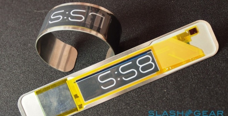 e-ink_worlds_thinnest_watch_hands-on_7-820x420