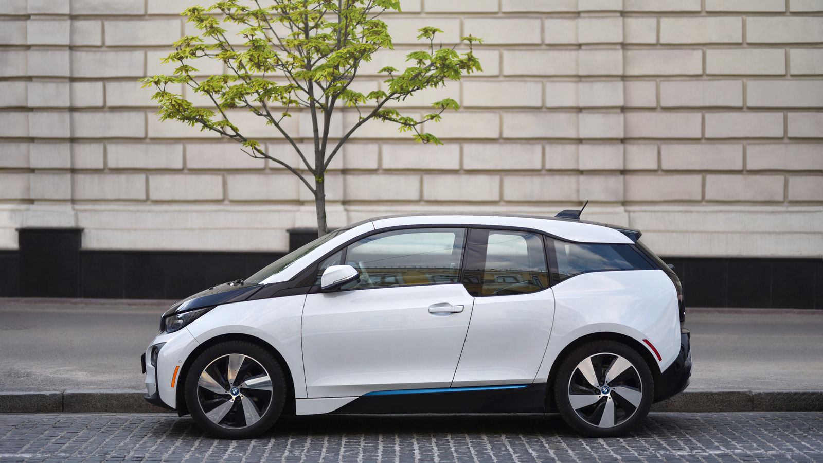 U.S. BMW i3 REx Actually Has 2.4 Gallon Gas Tank, But Clever