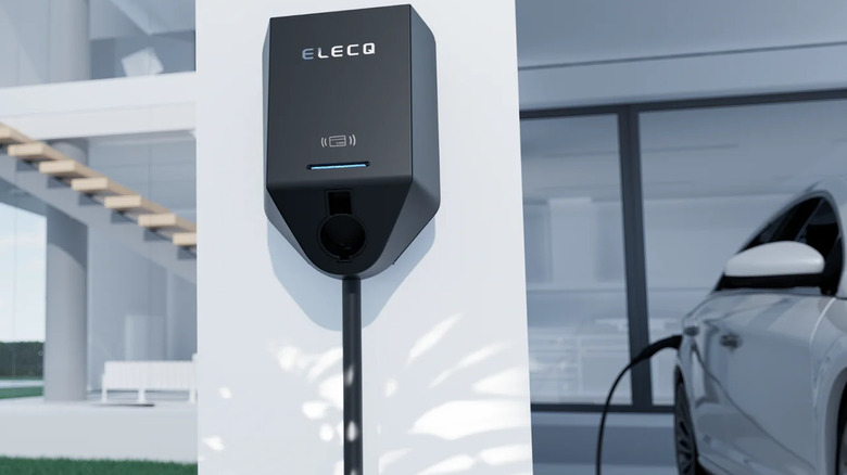 Elecq Home plugged into a car