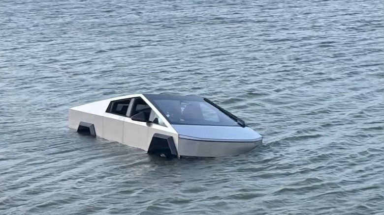 Cybertruck mid-submerged in Grapevine Lake in Texas