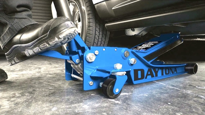 Person using a Daytona floor jack