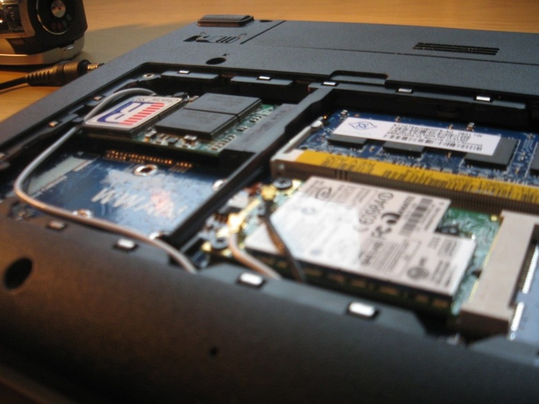 Dell Inspiron Mini 9 Gets Expensive 128GB SSD Upgrade - SlashGear