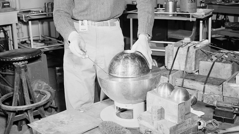 A recreation of Slotin's experiment that resulted in his lethal exposure.