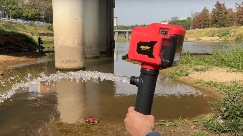 A user showcases their cordless 720 GPH Stick Pump from Mellif.