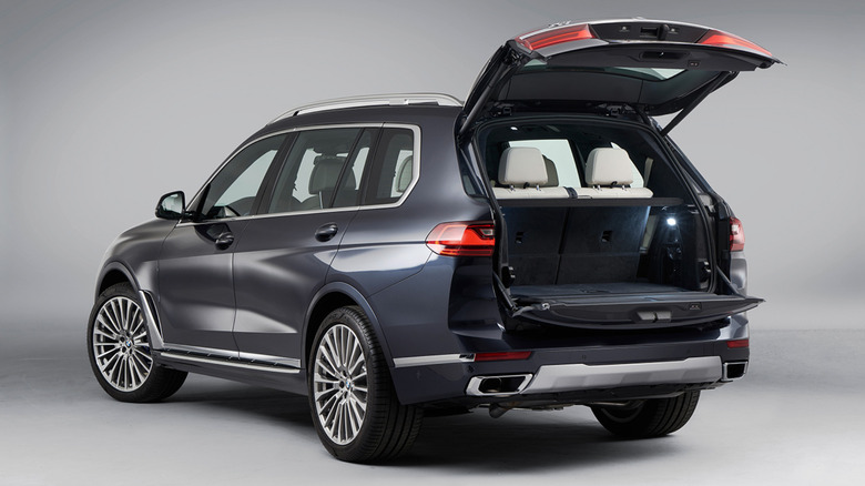 bmw x7 with split tailgate open