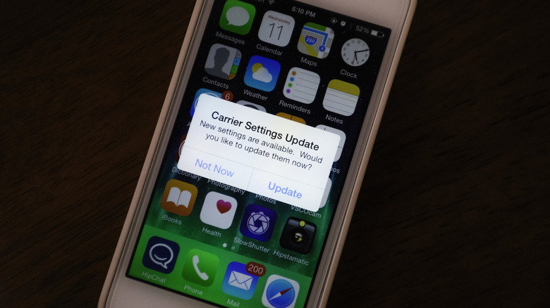 Apple iPhone 5 showing that there is a carrier settings update available for the device.