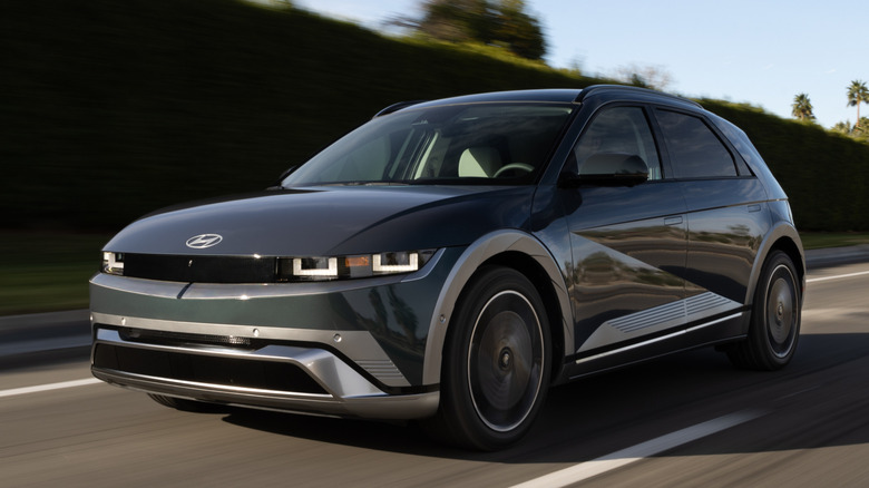 2025 Hyundai Ioniq5 driving on highway