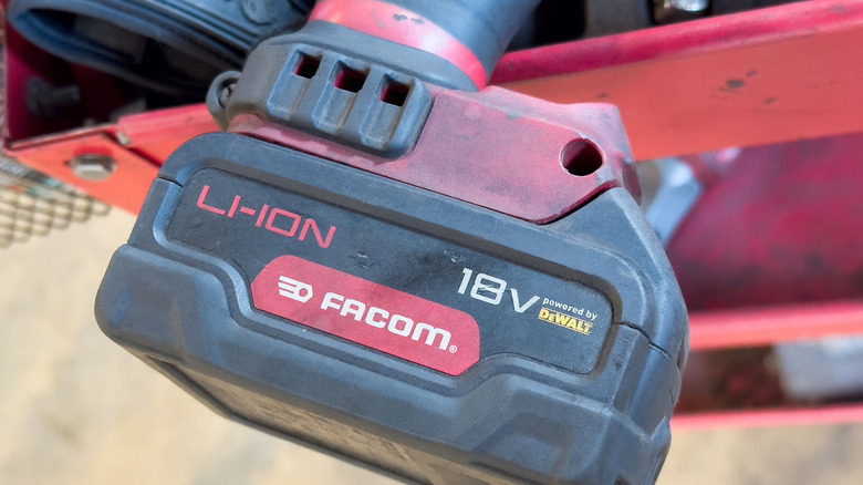 Li-ion power tool battery connected to a tool