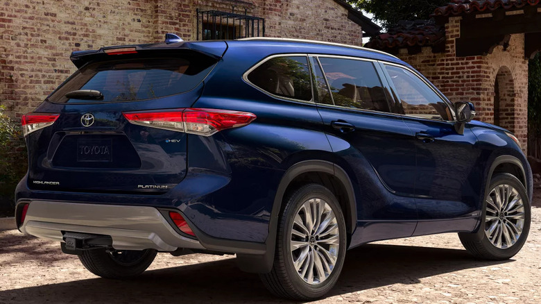 Rear view profile of a 2025 Toyota Highlander Platinum edition