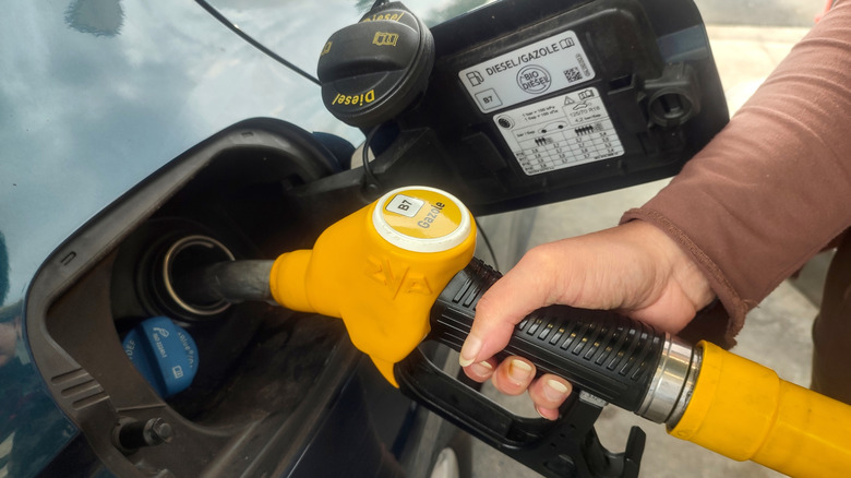 Diesel refueling with B7 biodiesel at a service station
