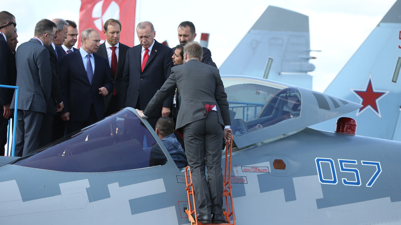 Russian President Vladimir Putin (L) and Turkish President Recep Tayyip Erdogan (R) observe a new Sukoi SU-57 Jet Fighter