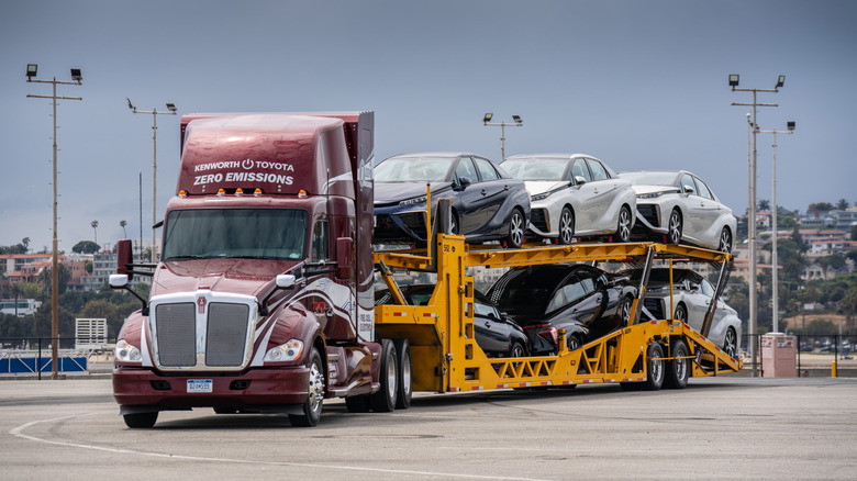 Kenworth-Toyota FCEV Hydrogen Fuel-Cell truck with car trailer loaded with six 2020 Toyota Mirai sedans, front-view