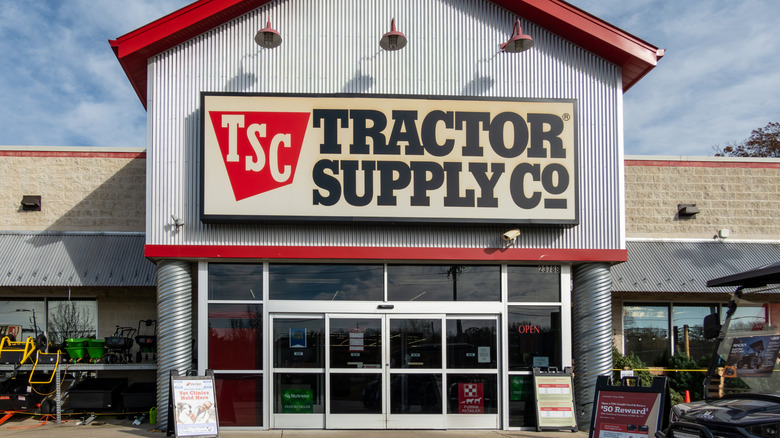 The front of a Tractor Supply store location.