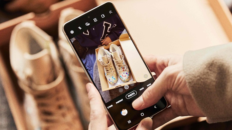 The camera UI of the Samsung Galaxy S21 FE