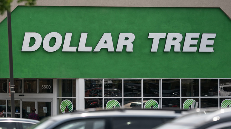Dollar Tree front sign
