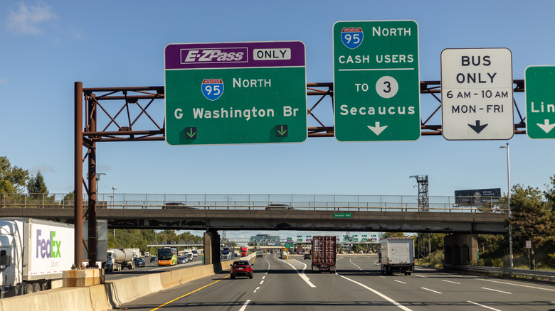 Signs pointing drivers toward George Washington bridge
