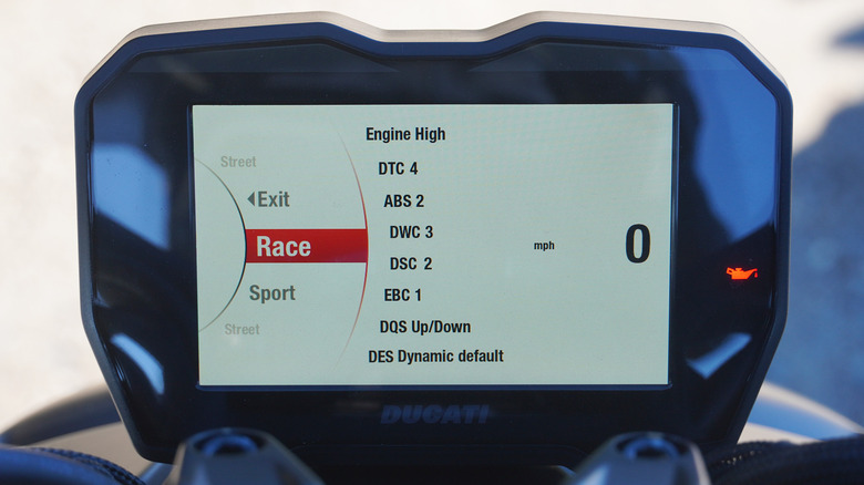Ducati Streetfighter V4 SP display