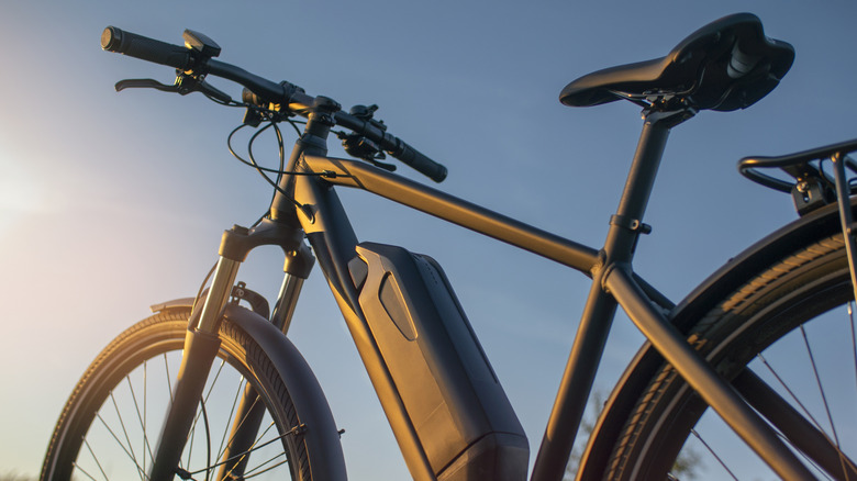 The side view of an E-bike against a blue sky.
