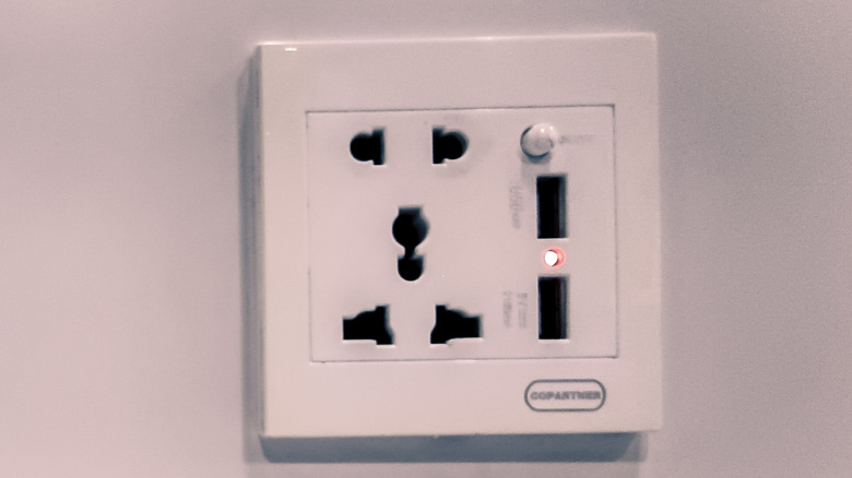Wall-mounted universal outlet with USB connection
